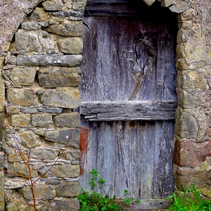 Porte en bois et pierres fermant une entrée avec arcade - France  - collection de photos clin d'oeil, catégorie portes